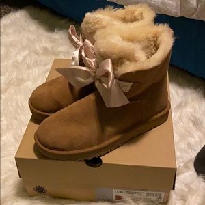 New! In box UGG short camel bow boots size 9